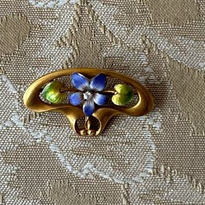 14 K gold pin with enamel and diamond